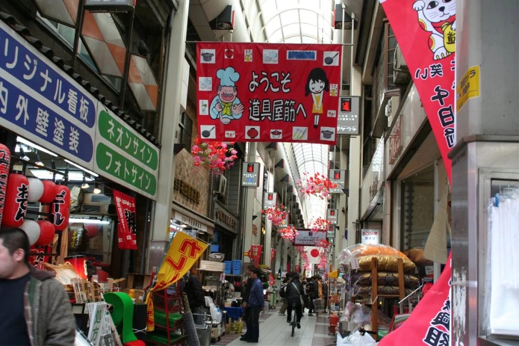 Kitchenware shops and shoppers inside Sennichimae Doguyasuji