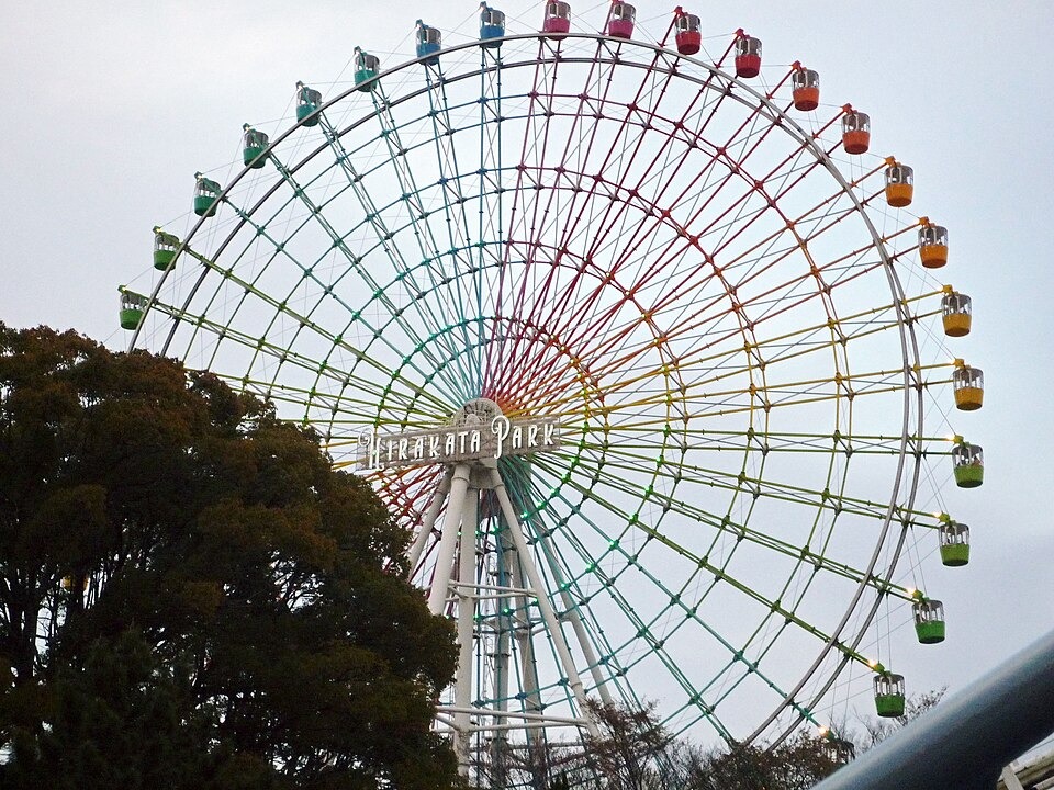 The colorful Ferris wheel at Hirakata Park