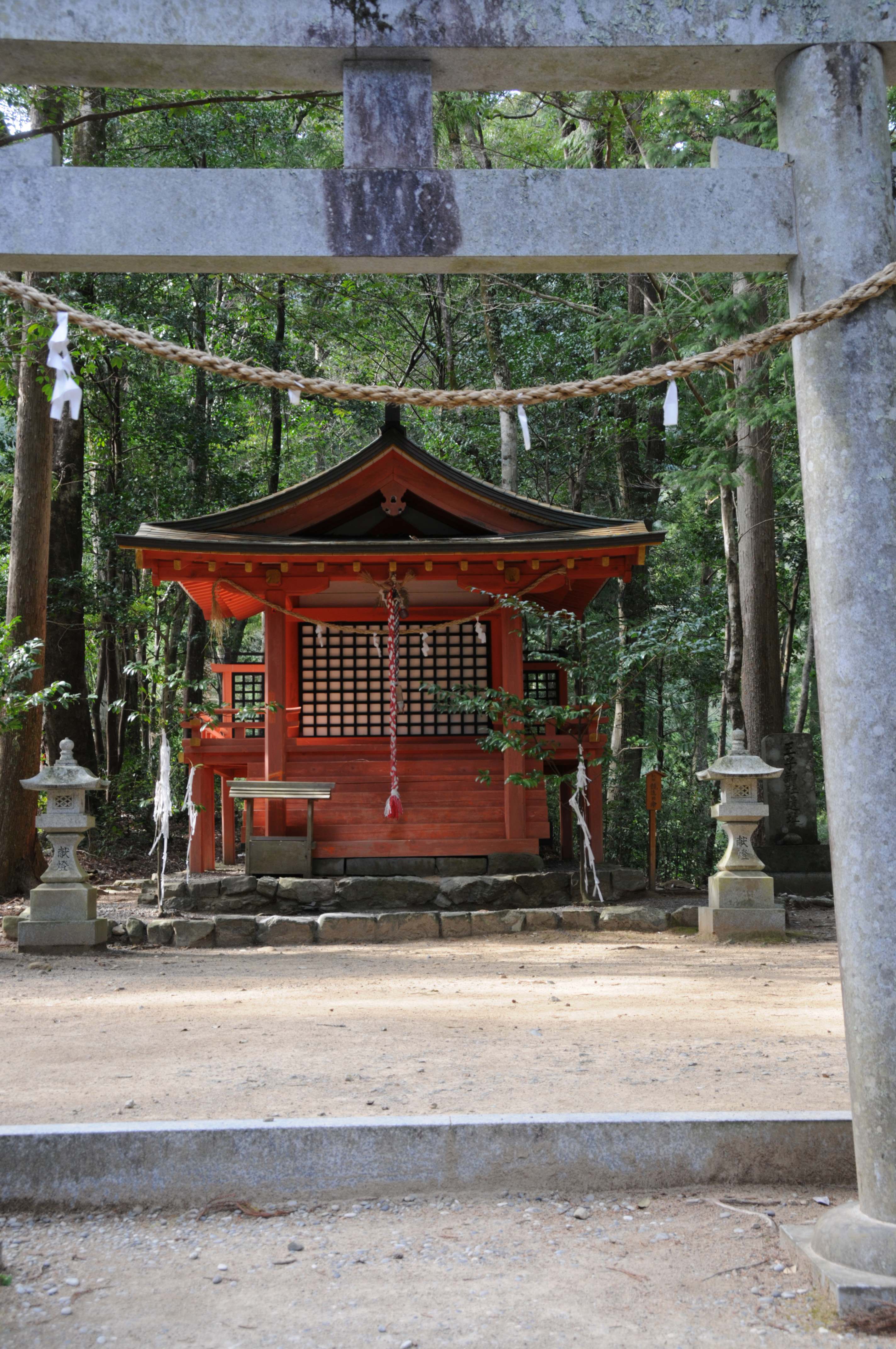 The torii gate and reconstructed shrine at Hosshinmon-oji