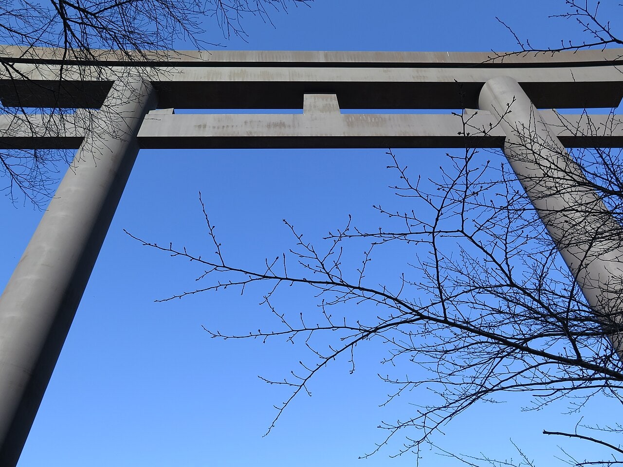 Torii at Oyunohara 02.jpg