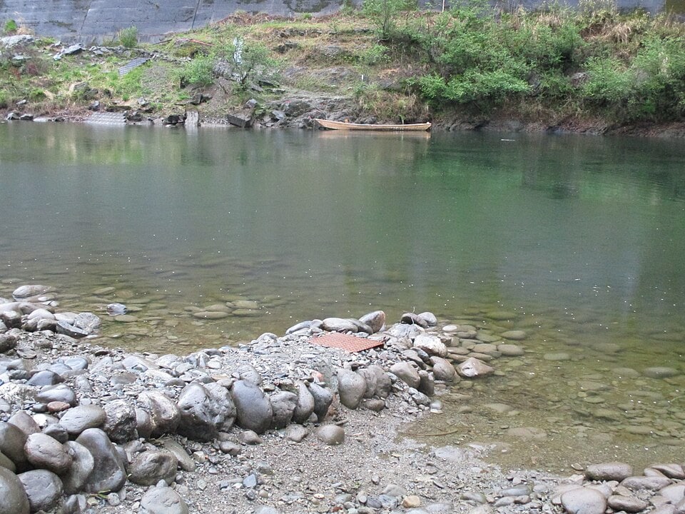 Tepi sungai di penyeberangan Mise di Iseji.