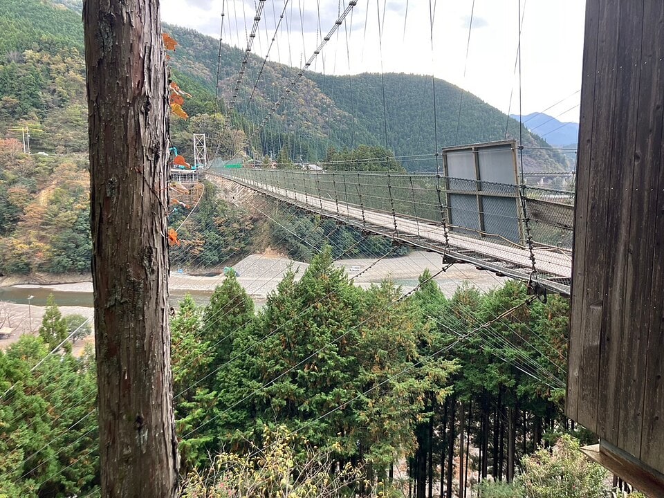 Jembatan Gantung Tanize di tempat lain di Desa Totsukawa; kunjungan terpisah dari jalan Kohechi.