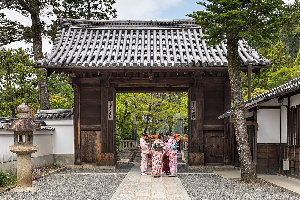 Four ladies wearing a yukata in front of the North Gate of Kiyomizu-dera temple Kyoto Japan