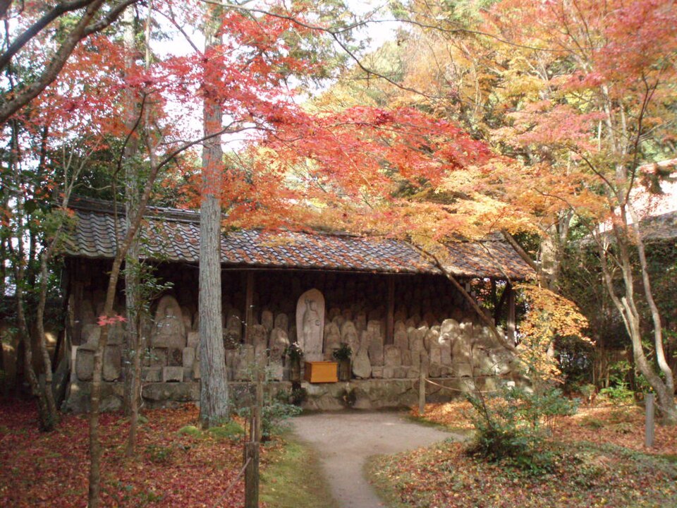 Patung batu Buddha di bawah dedaunan musim gugur di Rengeji, 2008