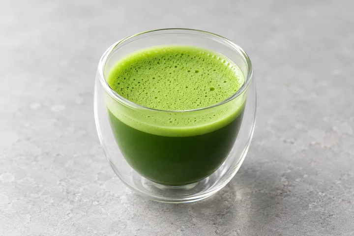 Hình minh họa matcha được đánh trong cốc thủy tinh trong suốt