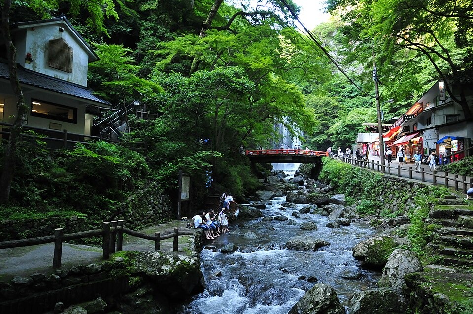 Small shops beside the stream and green trees near Minoh Falls