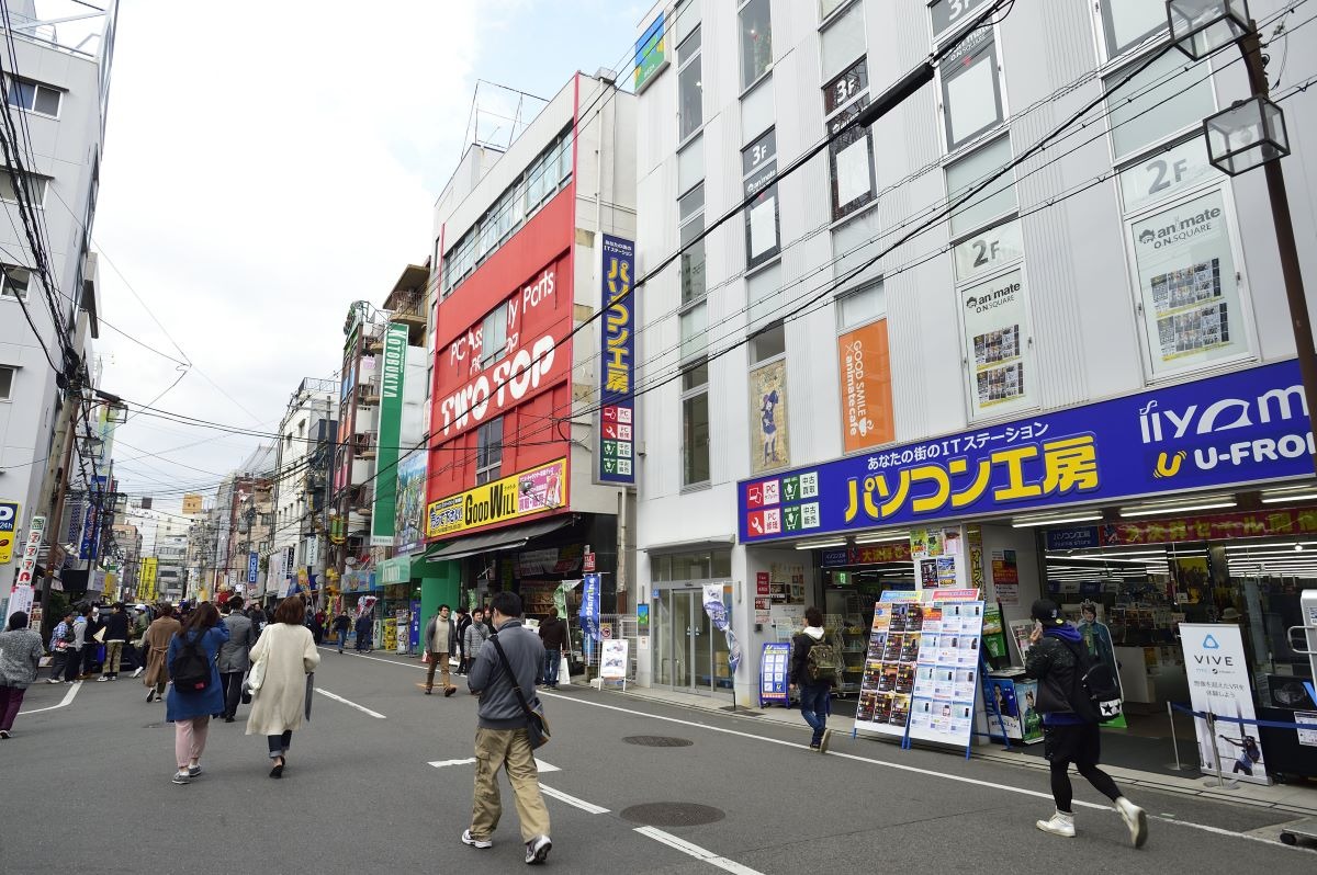 Shops and pedestrians on Ota Road in Nipponbashi