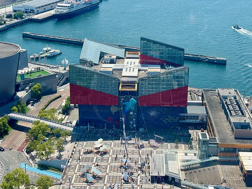 Nhìn từ trên cao của Thủy cung Osaka Kaiyukan bên cạnh bờ sông Tempozan