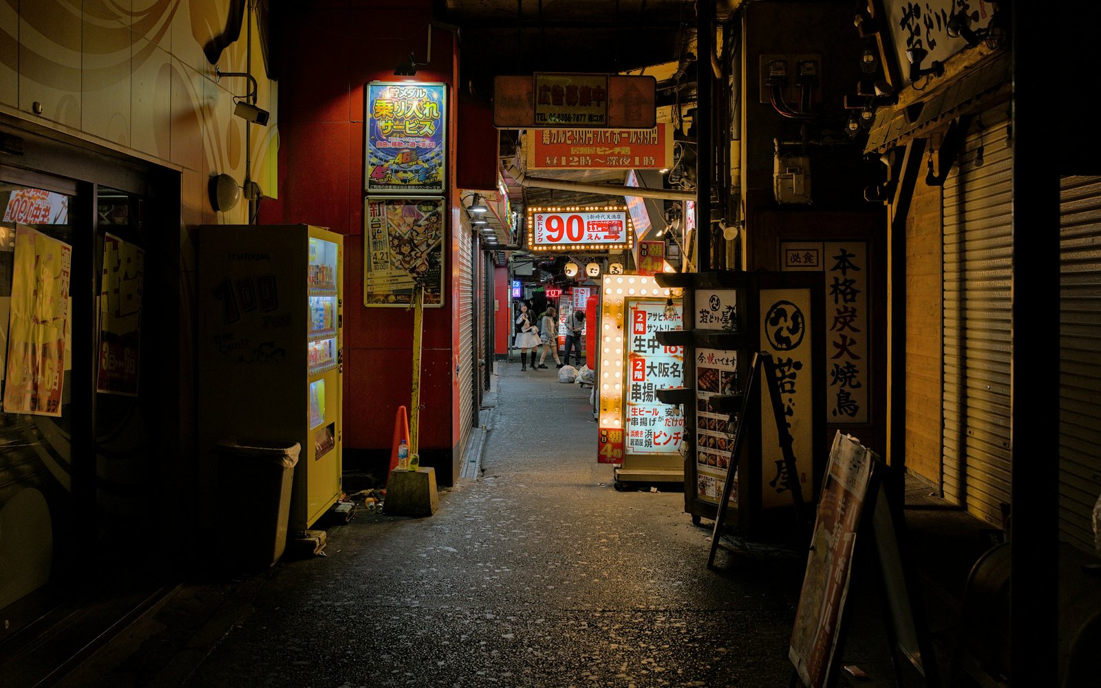 ป้ายร้านอาหารเล็ก ๆ ตามตรอกแคบยามค่ำในเท็นมะ